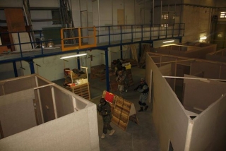 jugando al airsoft en un campo indoor.jpg